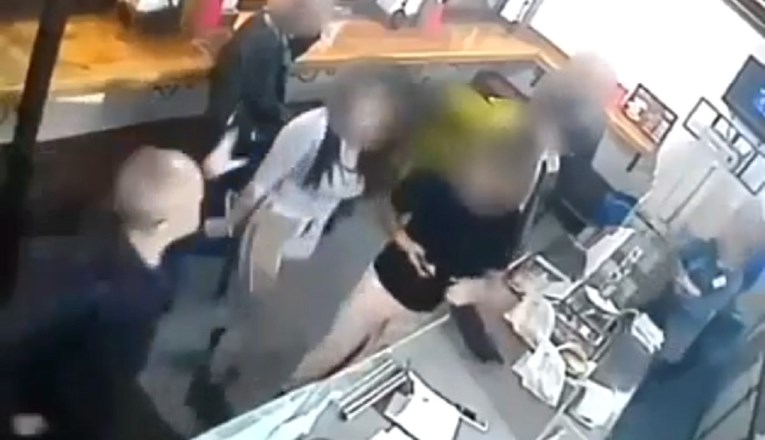 Manijak brutalno prebio dvije cure u kafiću u Podgorici. Pojavila se snimka