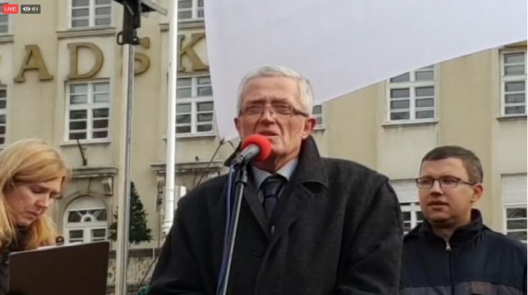 VIDEO Nastavnici prosvjedovali u Zagrebu, pojavio se profesor iz Čakovca