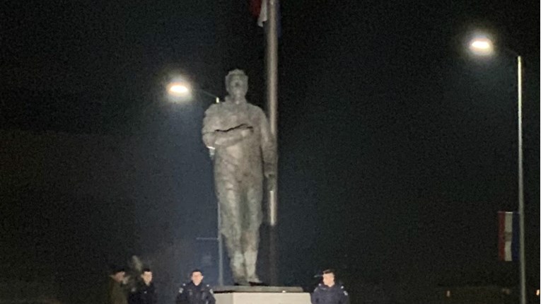 FOTO Policija dežura kod spomenika Tuđmanu u Zagrebu