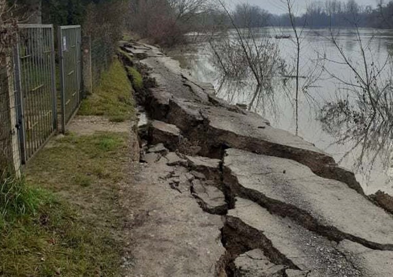 FOTO Ovo je put kraj Kupe u selu Letovaniću, potpuno je uništen