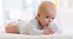 Liječnik upozorava roditelje: ''Davanje vode bebama može biti smrtonosno, evo zašto''