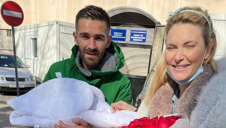 Marko Livaja s buketom ruža došao po suprugu Iris i novorođenog sina u rodilište