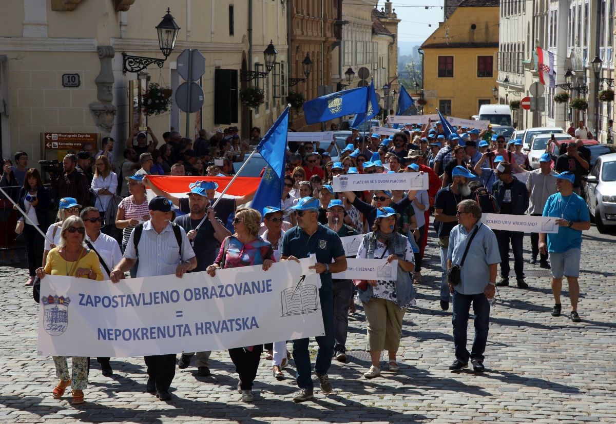 Poruke s prosvjeda učitelja: "Plenkoviću, vrijeme je za nas"