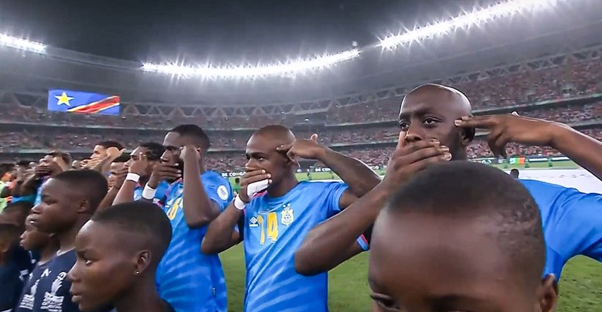 Himnu slušaju s "pištoljima" uperenima u glave. Svijet potresen prvenstvom Afrike