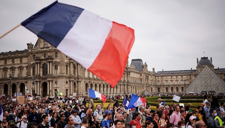 VIDEO Prosvjedi protiv obaveznog cijepljenja u Francuskoj, bilo više od 100.000 ljudi
