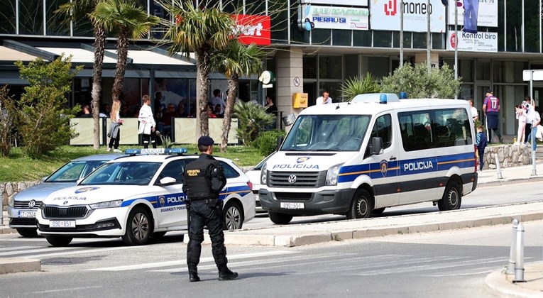 Policajac u Splitu želio zaustaviti tučnjavu. Udarili ga u glavu, teško je ozlijeđen