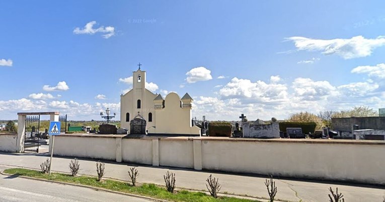 Na groblju u Bjelovaru pronađeno tijelo žene. "Radnik ju je našao uz grob muža"