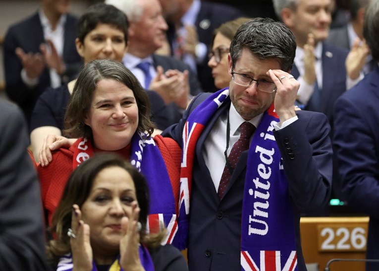 FOTO Gotovo je, Europski parlament potvrdio Brexit. Zastupnici se rasplakali