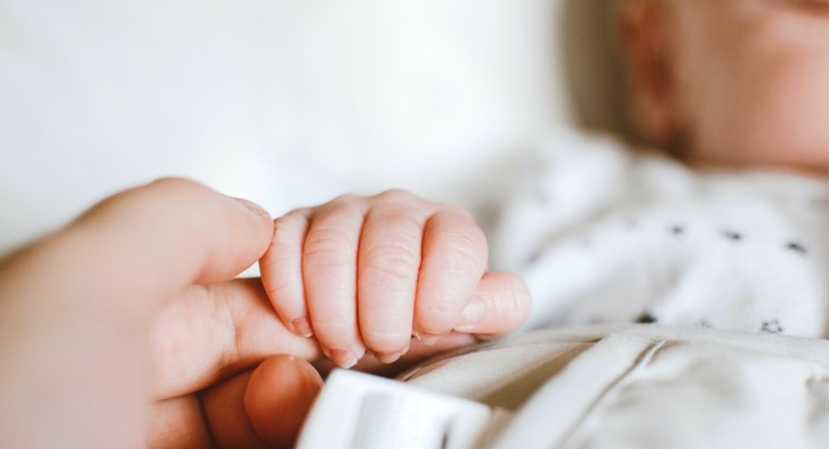 Dvomjesečna beba otpuštena iz bolnice nakon što je pobijedila koronavirus