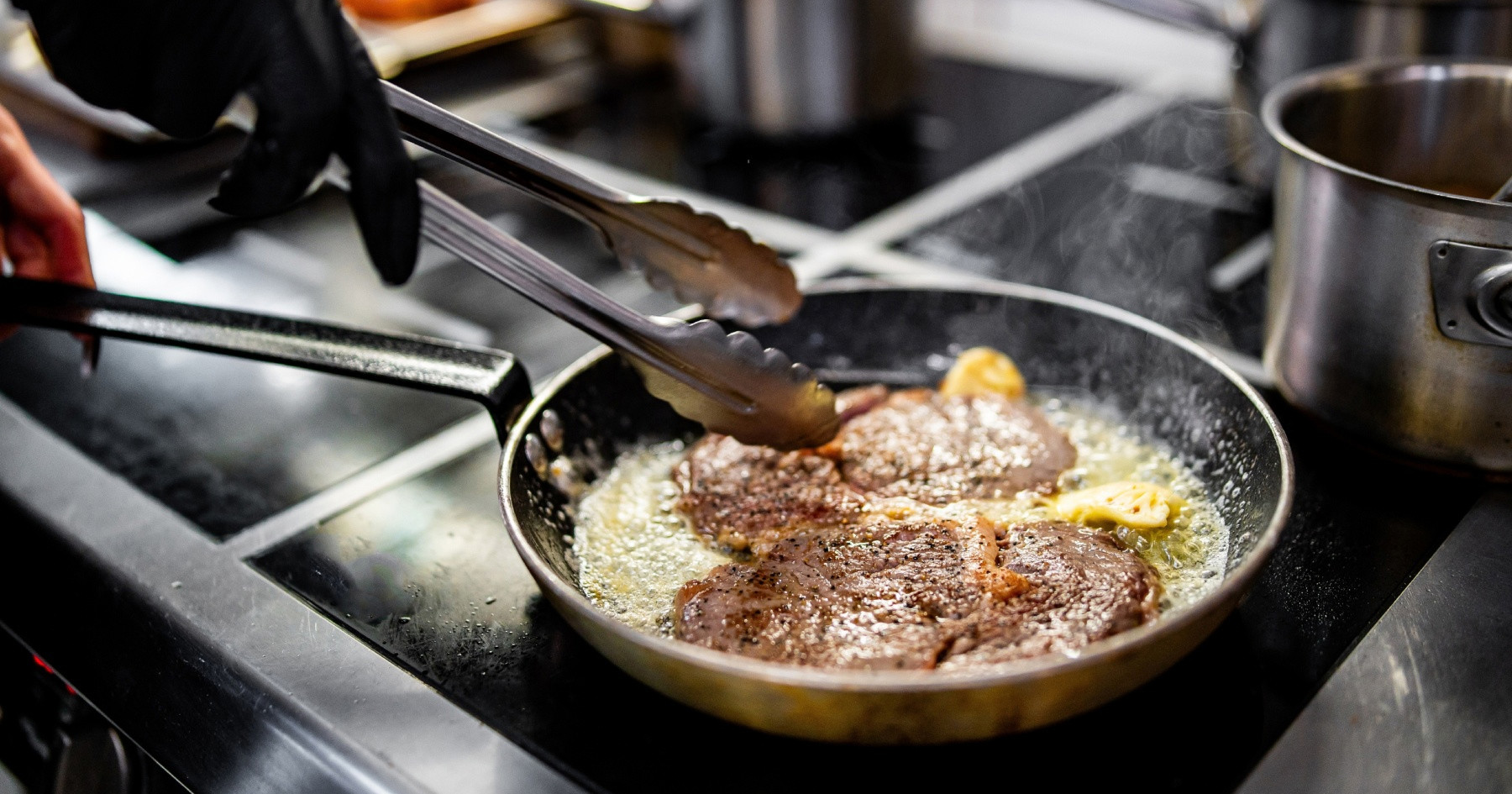 Miris pečenog mesa satima ostaje u kuhinji? Kako ga najlakše ukloniti