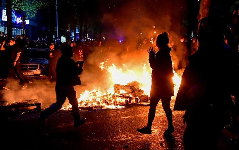 VIDEO Žestok obračun policije i prosvjednika u Berlinu: Kamenje, boce, vatra na ulici