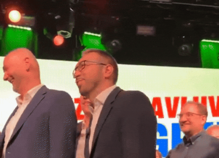 Tomašević nakon govora zapjevao pjesmu Hladnog piva o kojoj se raspitivao Jelavić