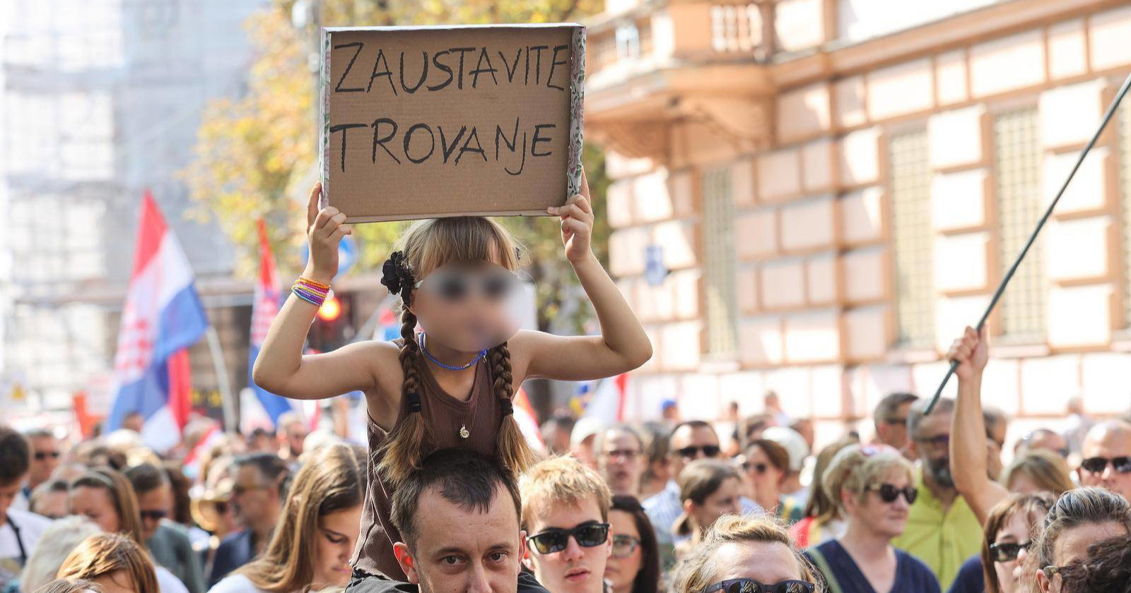 Djevojčica na Hodu za Liku nosi poruku: "Zaustavite trovanje"