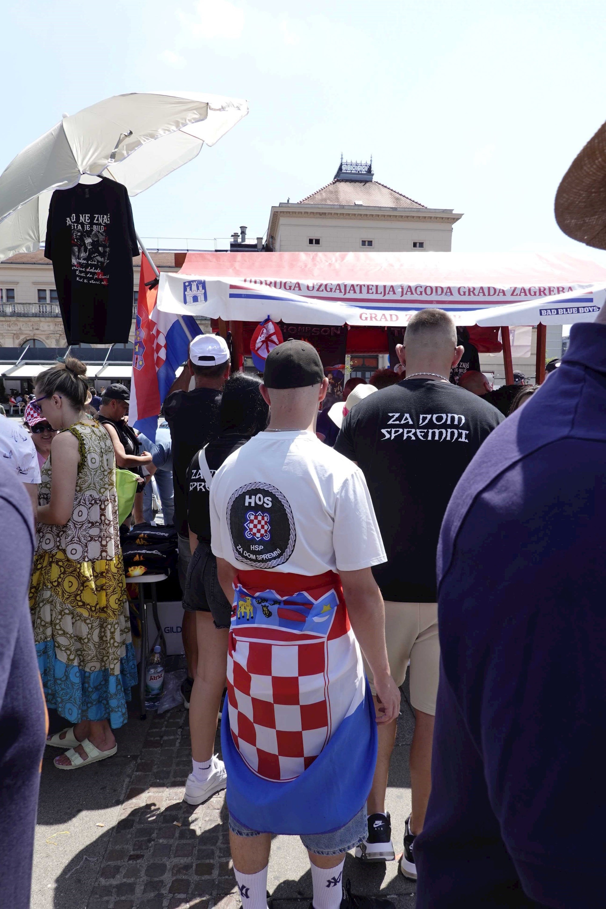 VIDEO Navala na suvenire uoči Thompsonovog koncerta