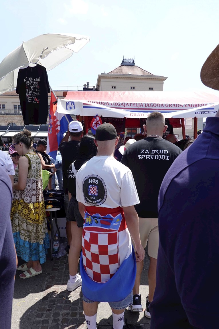 VIDEO Navala na suvenire uoči Thompsonovog koncerta