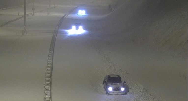 Najmanje 25 vozača ušlo na zatvorenu dionicu autoceste, ostali zaglavljeni u snijegu