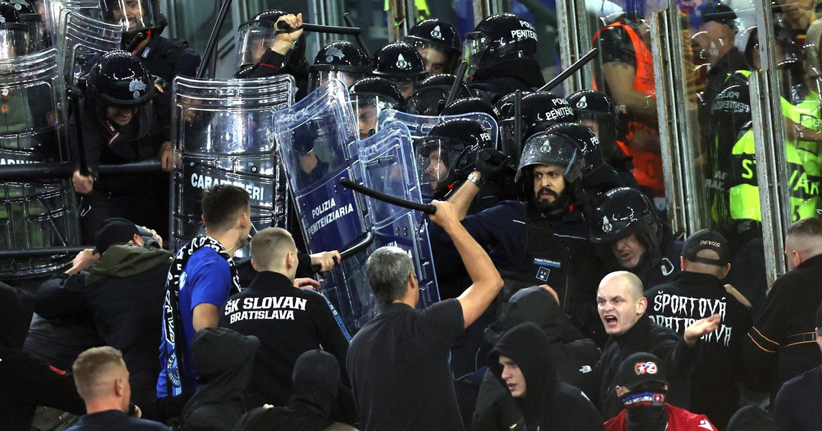 VIDEO Kaos u Rimu. Slovački huligani svladali policajce i krenuli na romaniste