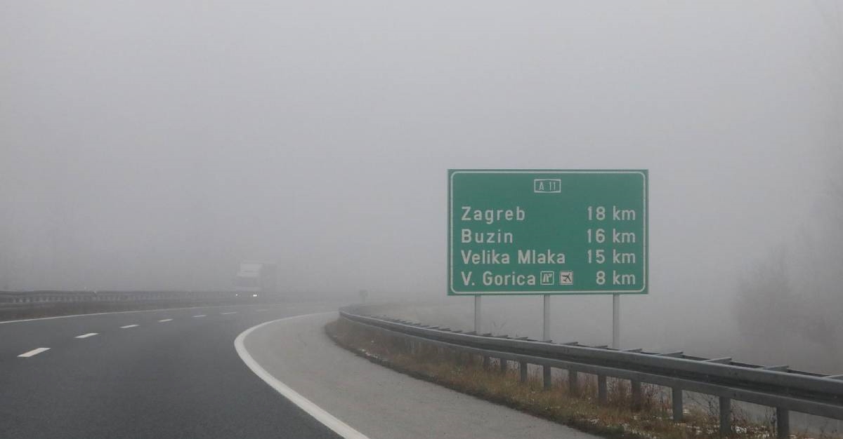 HAK upozorava vozače: Na cestama poledica, snijeg i magla