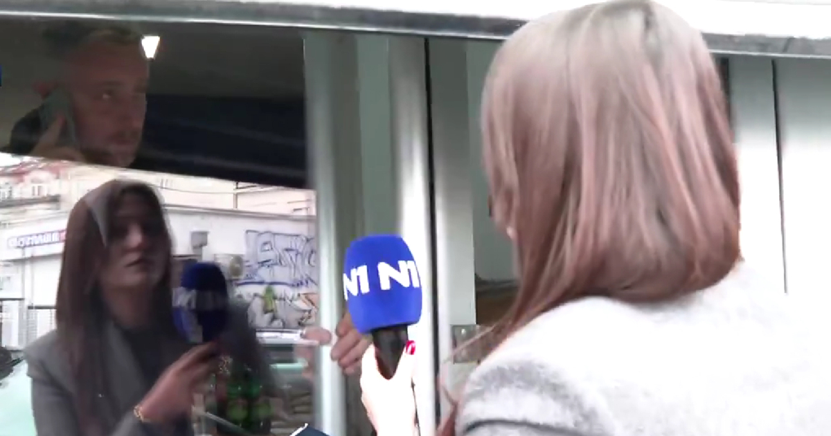 VIDEO Pokušala ući u navodni SNS-ov call centar, blokirali joj vrata i spustili rolete