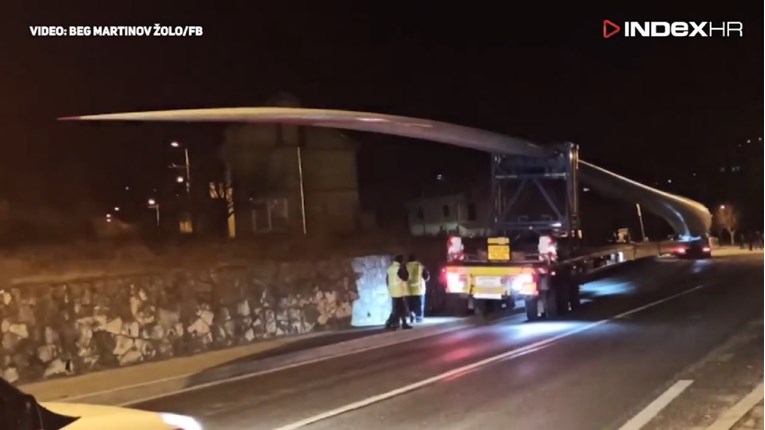 VIDEO U Sinju zbog prijevoza elise duge 60 metara nastala velika gužva