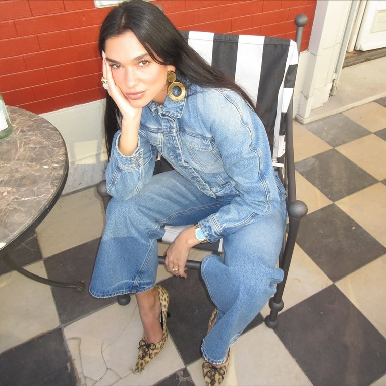 Dua Lipa svojim lookom potvrdila najveći jesenski modni hit