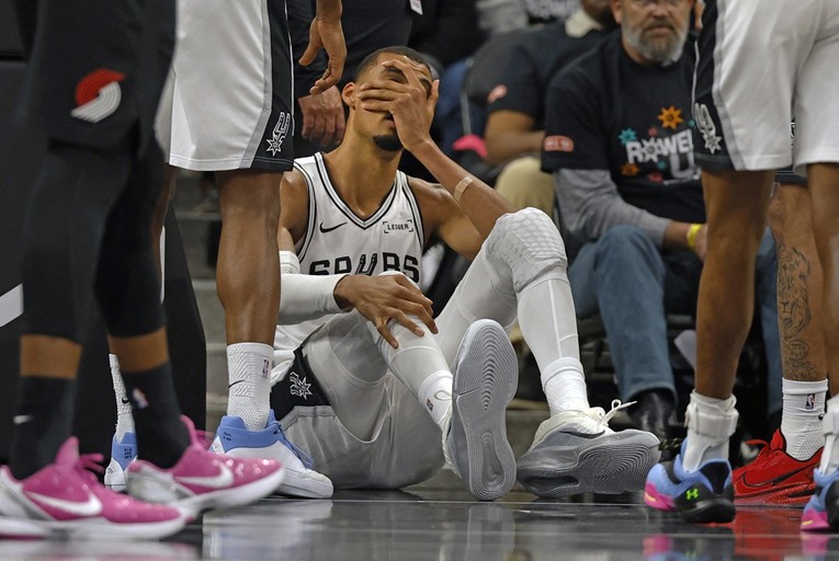 Pogledajte zastrašujući pad Wembanyame. Svi su utihnuli u dvorani