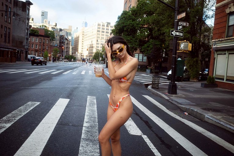 Emily Ratajkowski prošetala ulicama New Yorka u badiću i pokazala zavidnu figuru