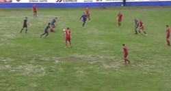 FOTO Katastrofalni uvjeti na utakmici u BiH. Teren je pretvoren u kaljužu