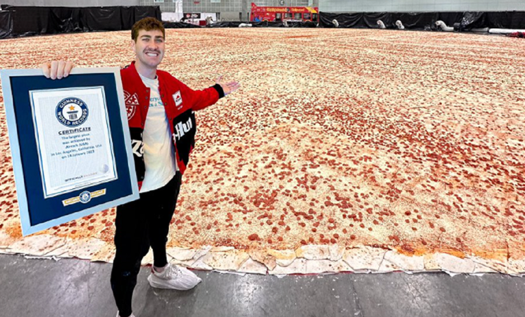 Napravljena najveća pizza na svijetu, može se izrezati na čak 68 tisuća porcija