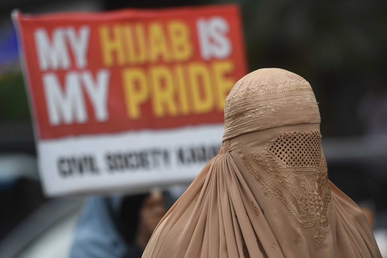 ChatGPT i Grok na zahtjev uklonili burke sa slika muslimanki. "To je netrpeljivost"