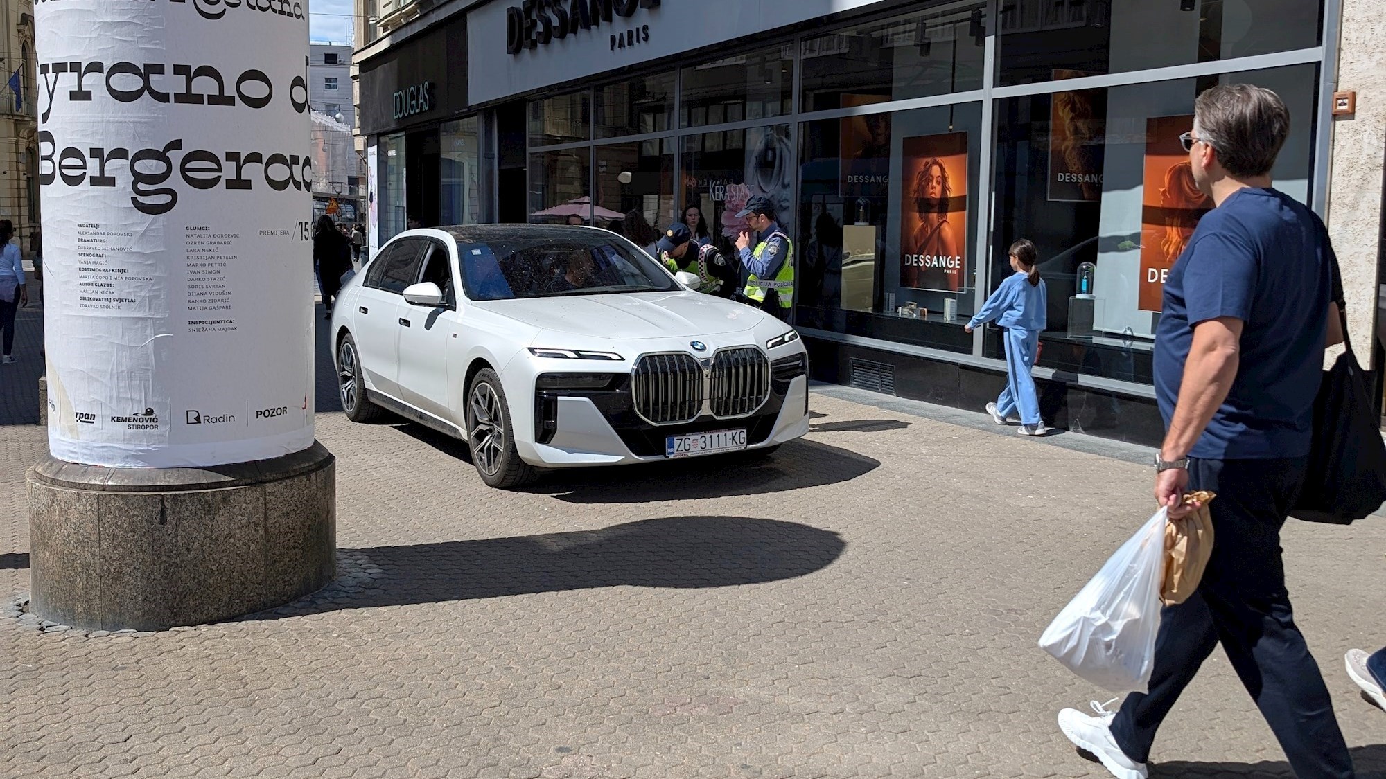 Ona seljačina iz City Centra BMW-om došla na Trg. Intervenirala policija