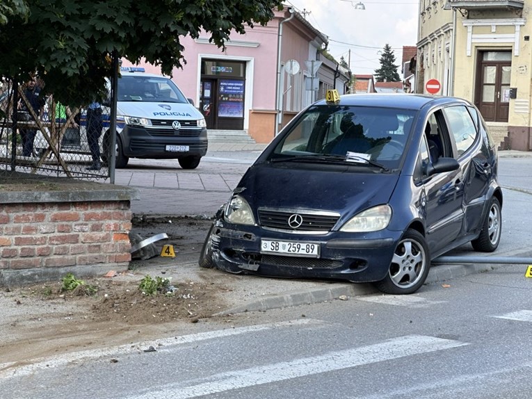 Usred dana u Požegi pijana izletjela s kružnog toka. Letjeli žardinjera, znak...