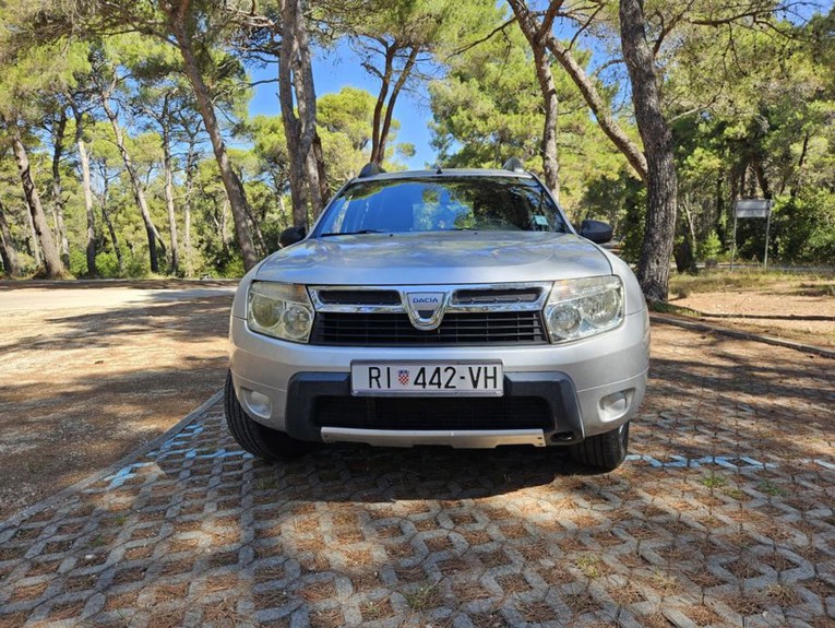 Ovaj Duster ima 71.100 km i registriran je do 2027. Prodaje se za 6300 €