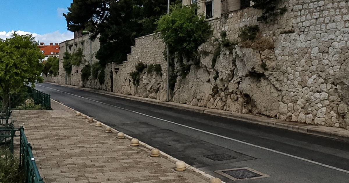 Motociklist u Dubrovniku pretjecao preko pune crte i zabio se u autobus