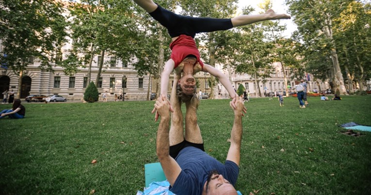 FOTO Vještinama acro joge zadivili prolaznike na Zrinjevcu