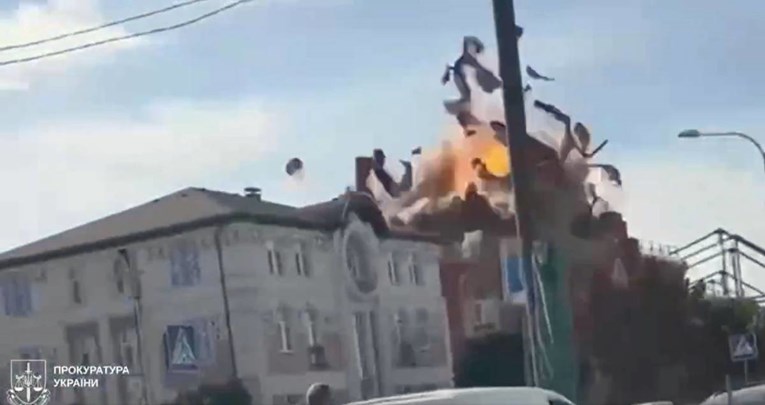 Širi se jeziva snimka iz Harkiva. Ruski dron se usred dana zabija u zgradu fakulteta