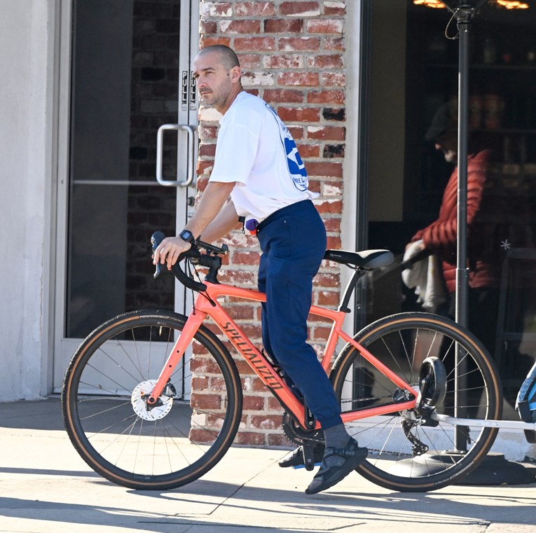 VIDEO Novi ispadi Shie LaBeoufa: Polugol šetao po hotelu u Rimu i tražio upaljač