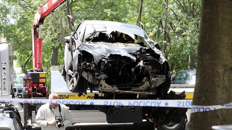 FOTO Auto u Rijeci potpuno izgorio, dva vozila oštećena