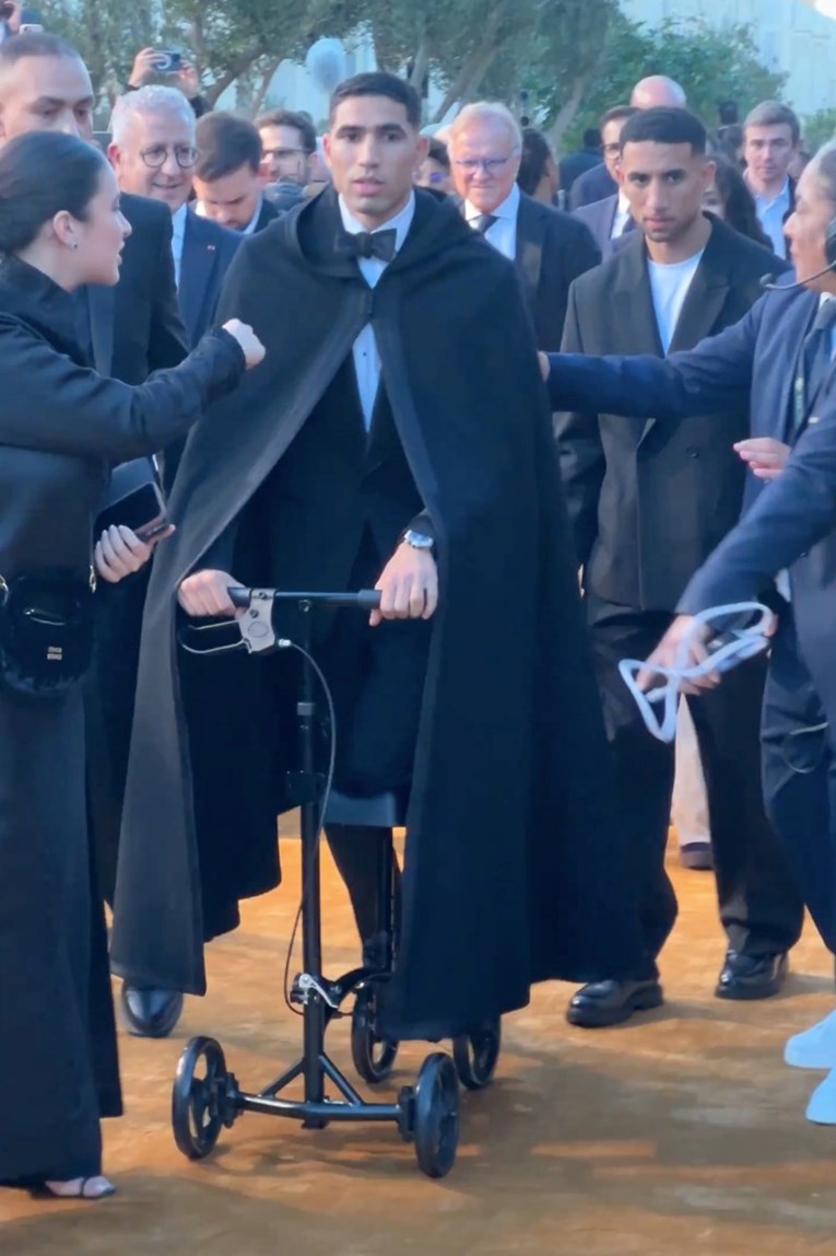 Pogledajte na čemu je Hakimi došao po nagradu za afričkog igrača godine