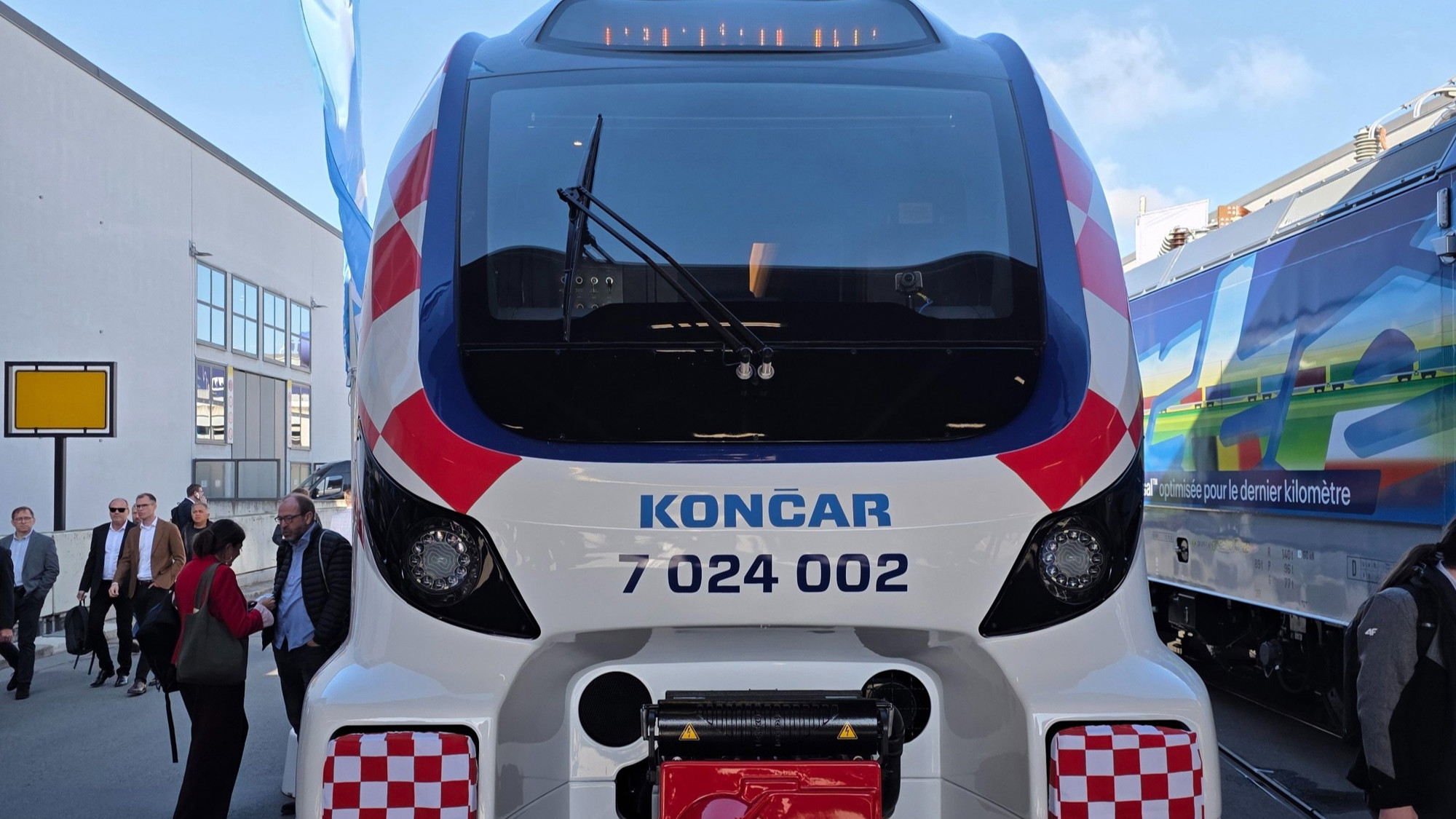 FOTO Končar predstavio novi hrvatski vlak, vozi i na struju i na dizel