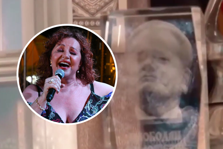 U zagrebačkoj Areni nastupa pjevačica koja u svom domu ima figuricu s likom Miloševića