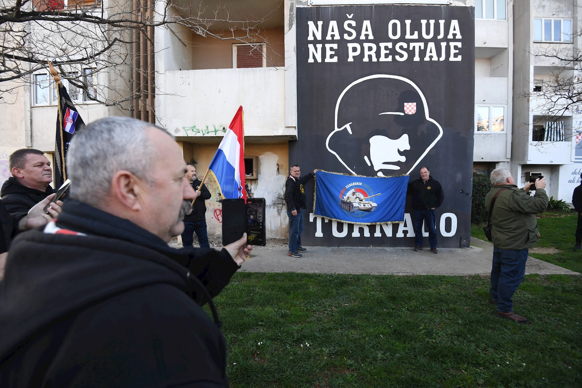 FOTO Navijači i veterani prosvjedovali protiv micanja murala s nacističkom kacigom