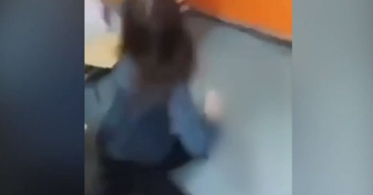 FOTO Učenici u Srbiji snimili kako maltretiraju profesoricu, bacili je na pod