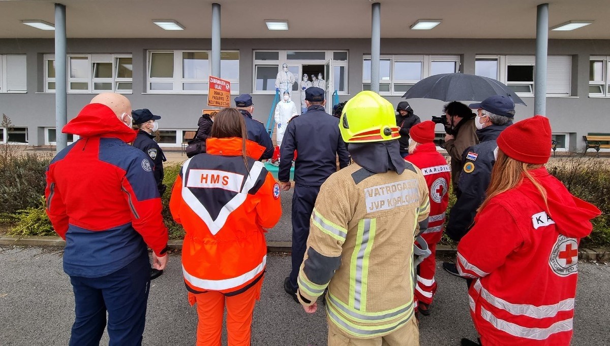 Vatrogasci, HGSS, Hitna i ostali zapljeskali kolegama pod prozorima covid-odjela