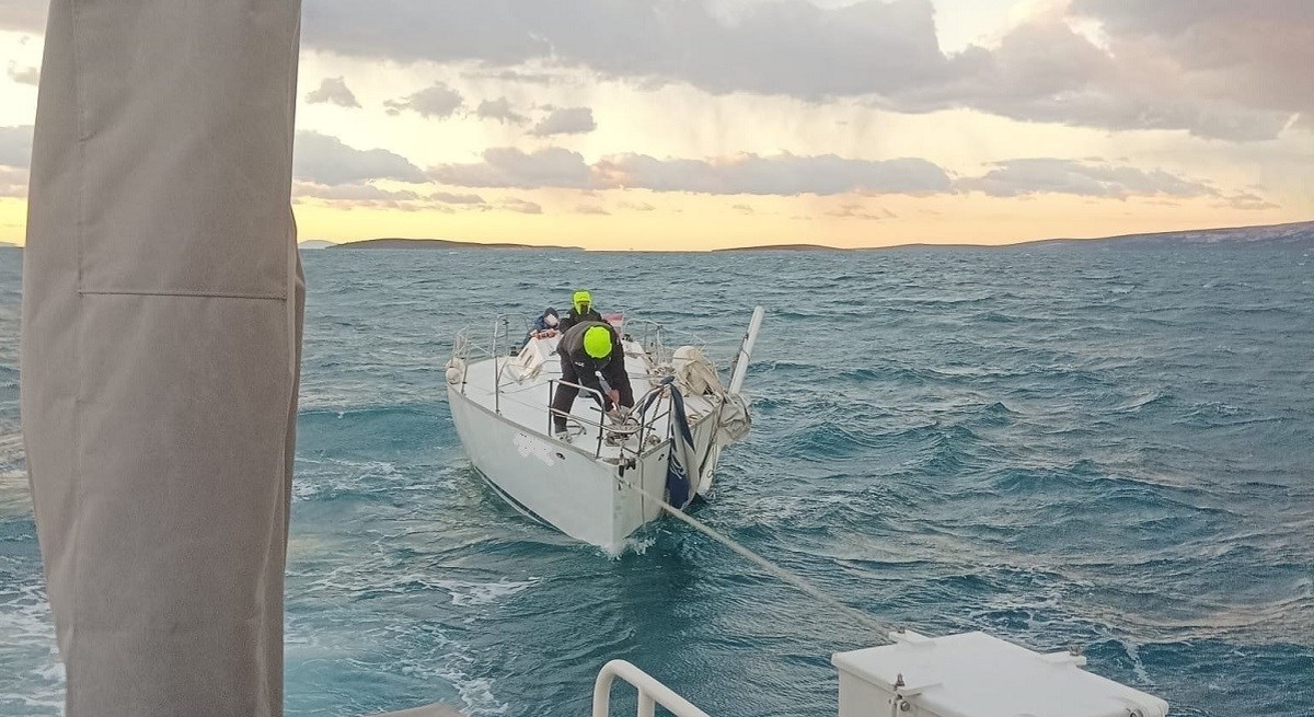 Kod Paga spašeni Hrvati i Slovenka. Po nevremenu im se slomio jarbol i otkazao motor