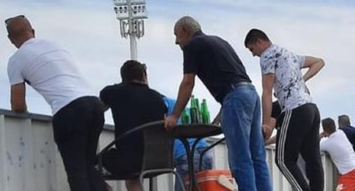 Zadrani se dosjetili kako gledati utakmicu unatoč mjerama, fotka postala hit na Fejsu