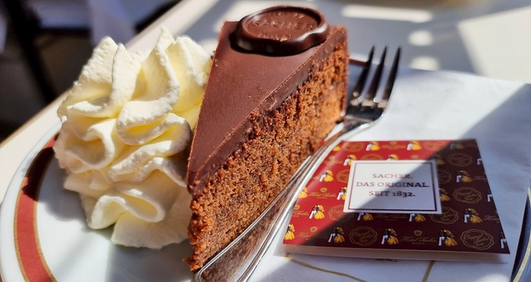 U Trstu je otvoren Café Sacher, može se pojesti originalna Sacher torta