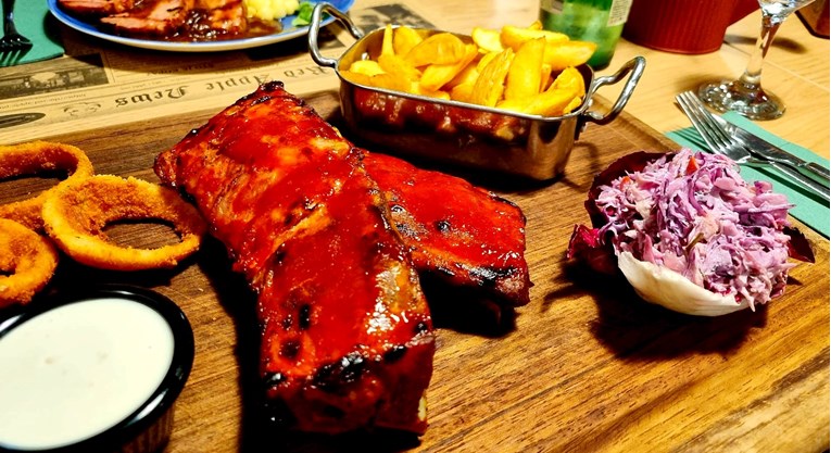 The Red Apple Pub: Mekana rebarca, užasan tiramisu i Elvis koji vreba u mraku