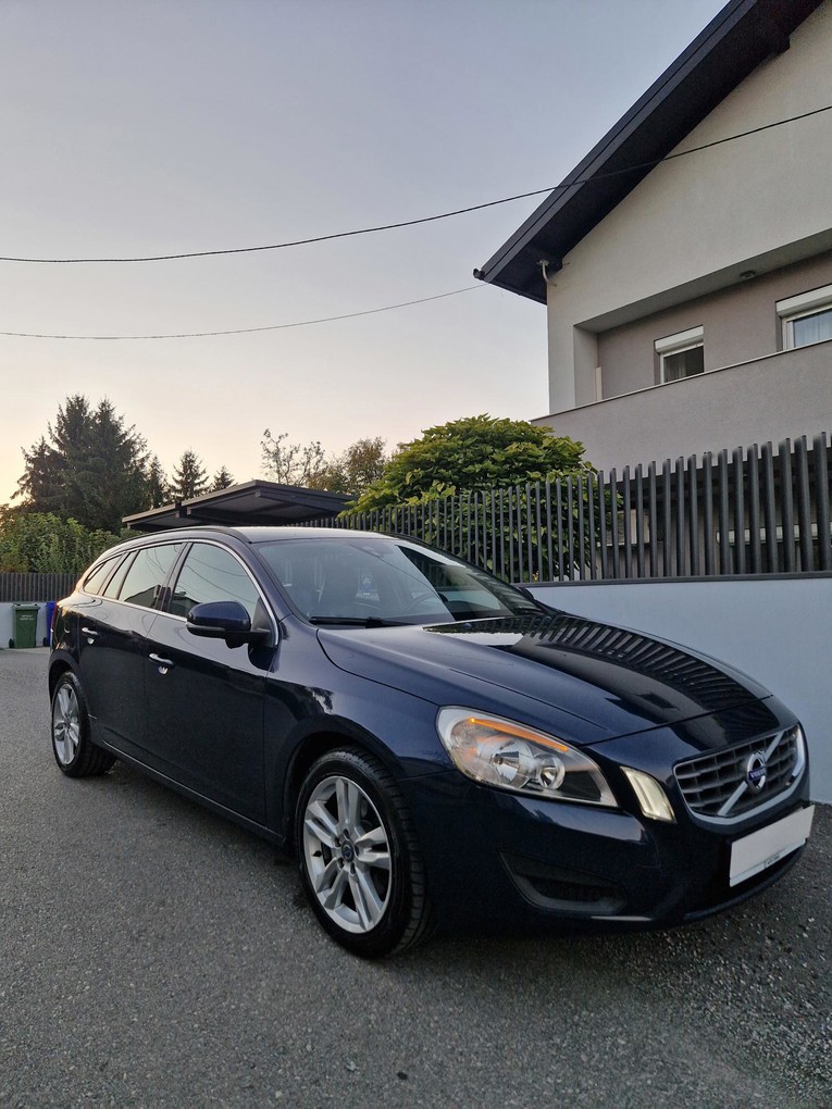 Ovaj Volvo V60 ima bogatu opremu, nedavno je u njega uloženo 5000 eura. Prodaje se