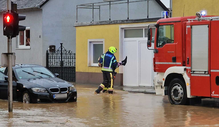 Požeški vatrogasci spasili staricu iz automobila zarobljenog u vodi